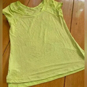 Lululemon Womens Short Sleeve Activewear Top Light‎ Lime Green size 4